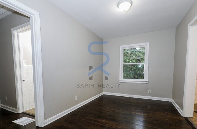 Building Photo - 1123 Graymont Dr SW