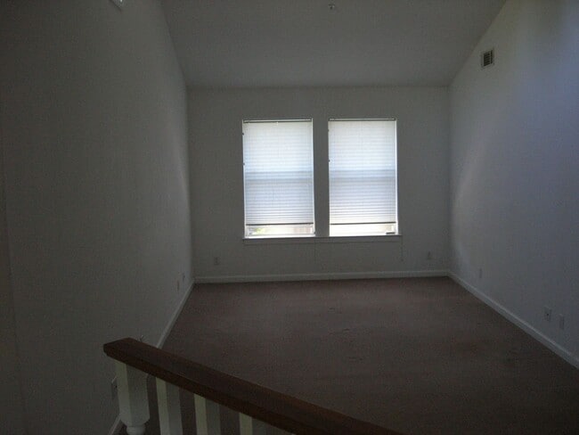 Building Photo - Lovely 2 story Home Walk to Downtown Grass...