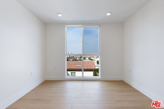 Building Photo - 8561 Belmont St