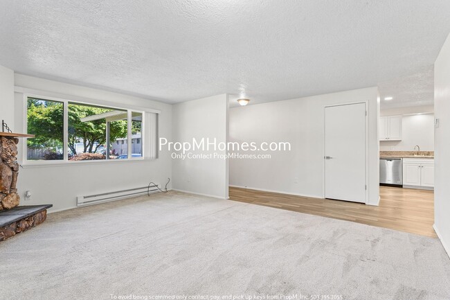 Building Photo - Updated Two Bedroom Duplex in Newberg!