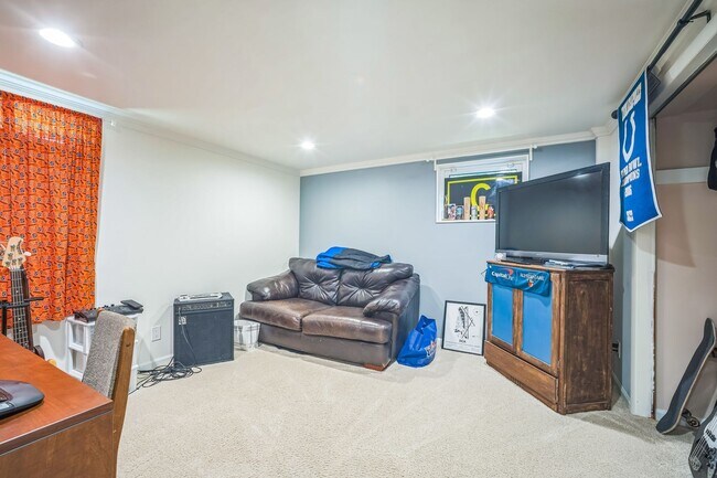 Building Photo - Charming 4 Bedroom Brick Home - Ideal Loca...