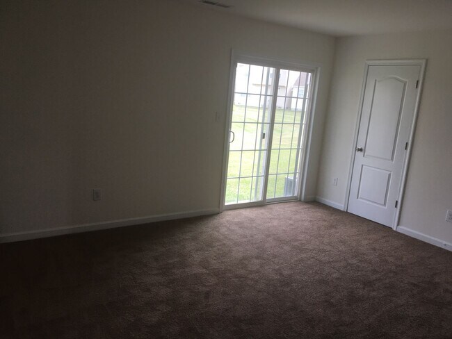 Building Photo - Room to spread out!