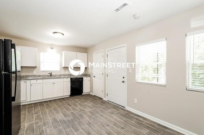 Building Photo - 3 Bedroom Pet-Friendly Home in Charlotte, NC with Main Street Renewal