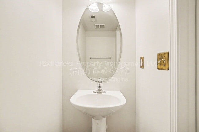 Building Photo - 15658 King Louis Ct