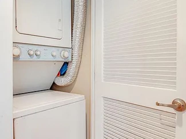 Building Photo - Amazing 2 bedroom/ 1 Bathroom unit with plenty natural light