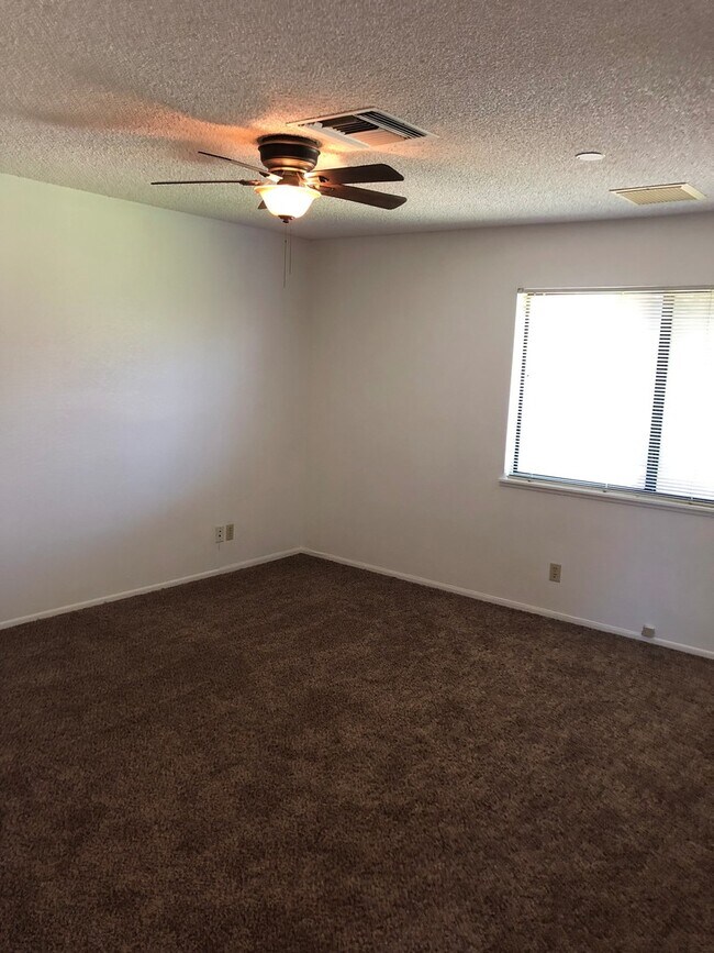 Building Photo - HERITAGE VILLAGE HOME - AVAILABLE NOW!!