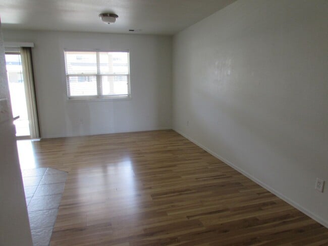 Building Photo - Bright 2 bed 2 1/4 bath Town Home