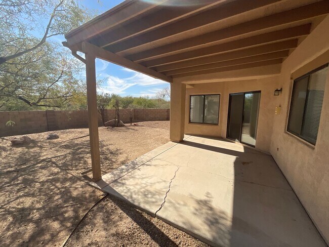 Building Photo - Great eastside location on cul-de-sac lock...
