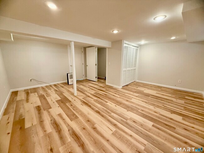 Building Photo - 562 Oak Ave
