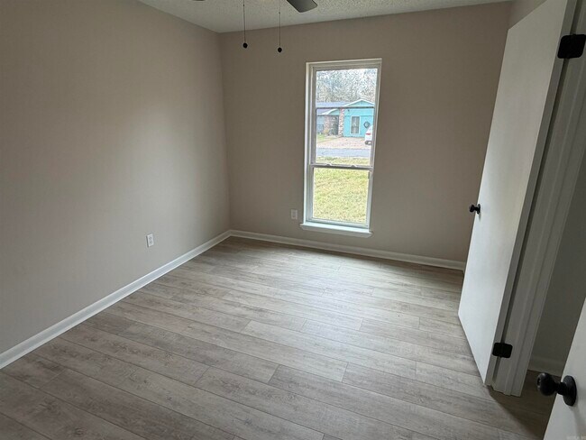 Building Photo - 10911 Vernon Dr