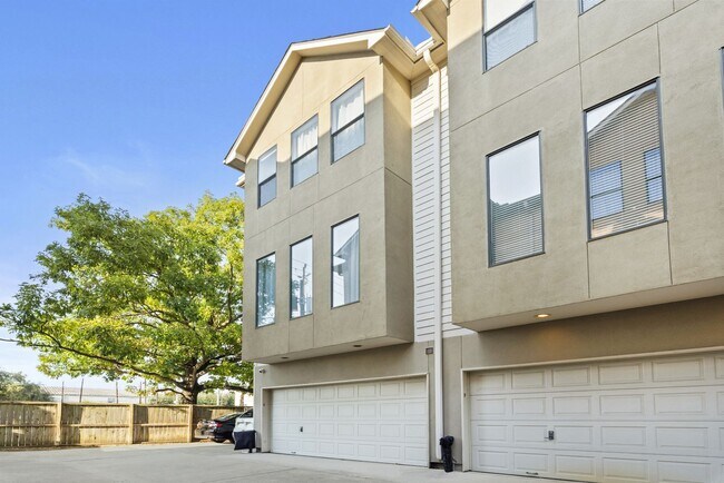 Building Photo - Rare 2BR/2BA Townhome with Spacious Yard i...
