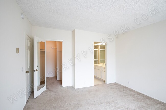 Building Photo - *OPEN HOUSE: 5/4 10-11AM* La Jolla 2 Br wi...