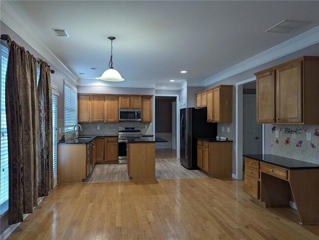 Building Photo - 815 Earlham Dr