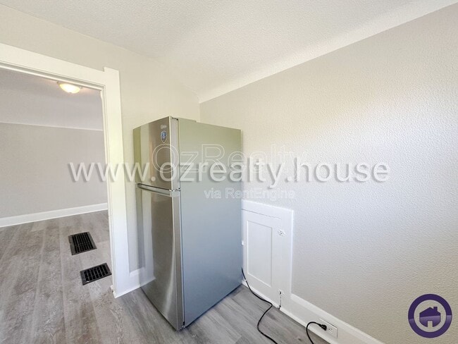 Building Photo - 209 Eldred Ave