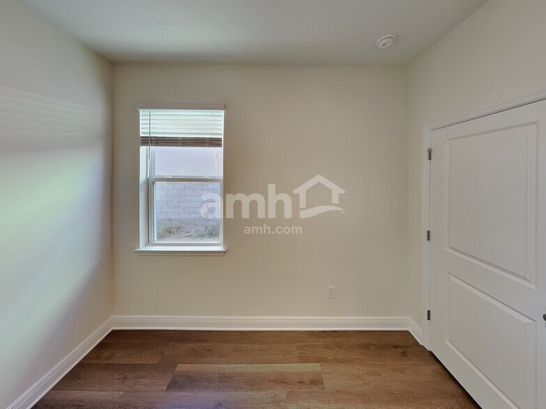 Building Photo - 5932 Pinewood Ests Dr