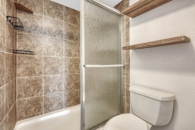 Building Photo - Charming 3-Bed Penthouse Condo in Denver w...
