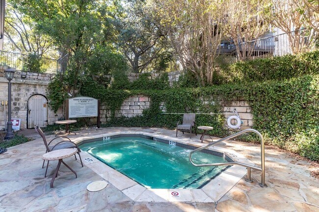 Building Photo - 6000 Shepherd Mountain Cove