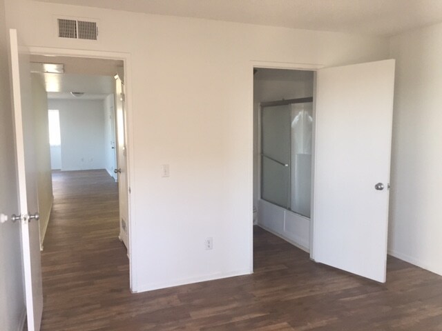 Building Photo - 1627 N Fair Oaks Ave