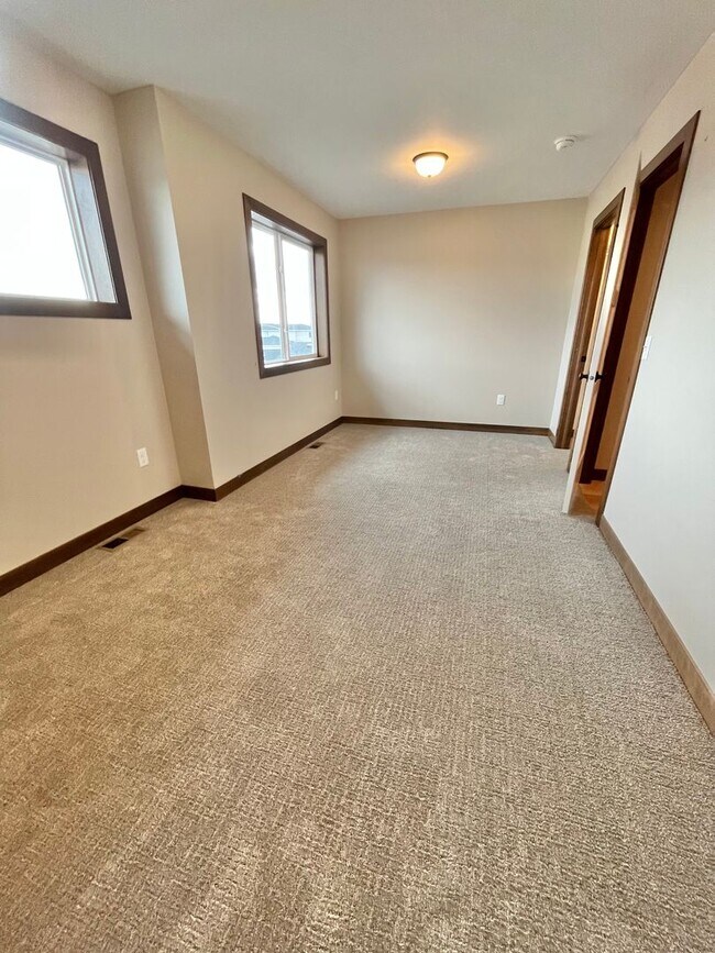 Building Photo - 5 Bed/2.5 Bath Twinhome For Rent!!