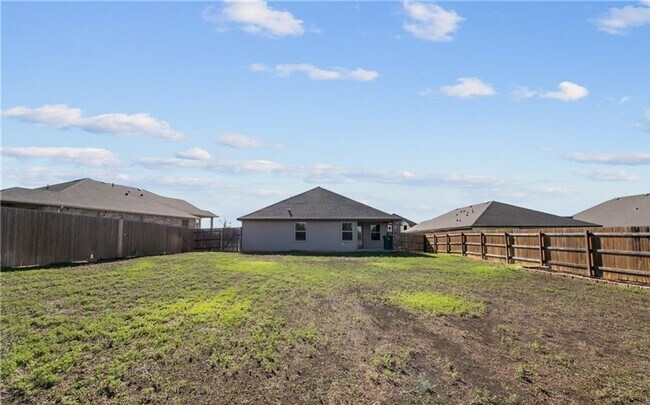 Building Photo - 4 bedroom 2 bathroom home!