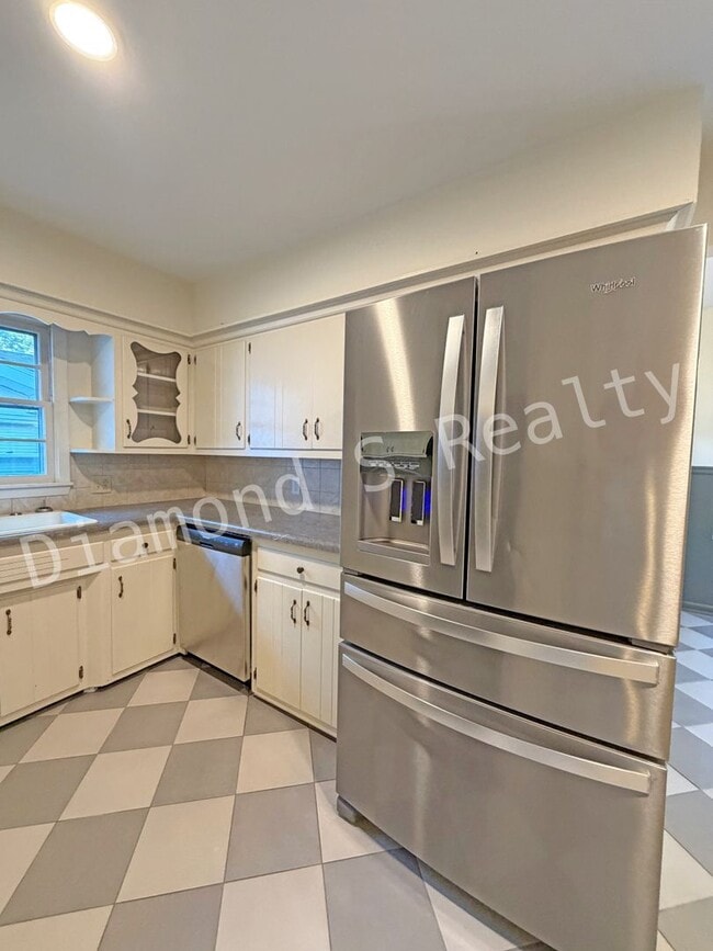 Building Photo - Southeast Springfield 3 Bedroom Home Avail...