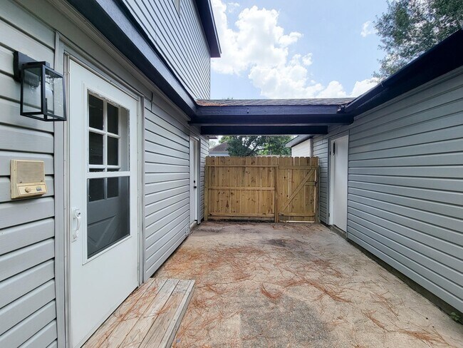 Building Photo - 3930 Cypress Hill Dr