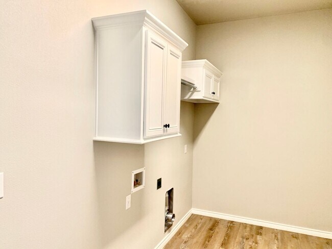 Building Photo - 9609 Hyden Ave