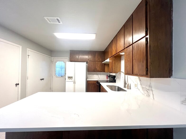 Building Photo - 2407 Ventura Dr