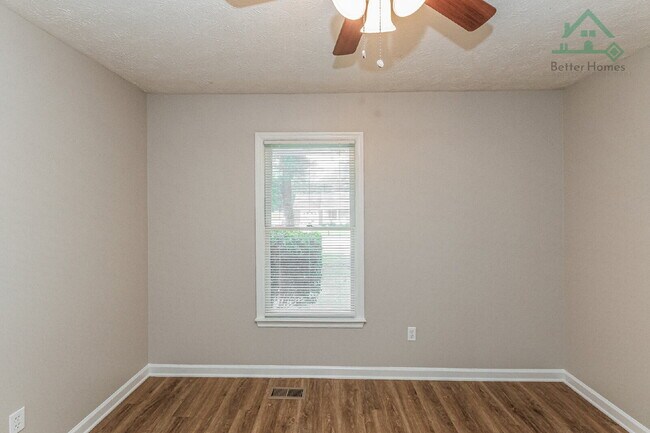 Building Photo - Recently updated 3 bedroom home with a fenced backyard!