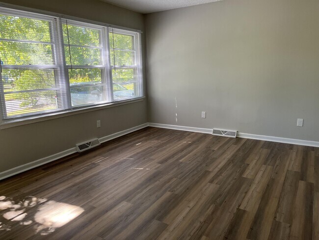 Building Photo - 1500 Northwoods Dr