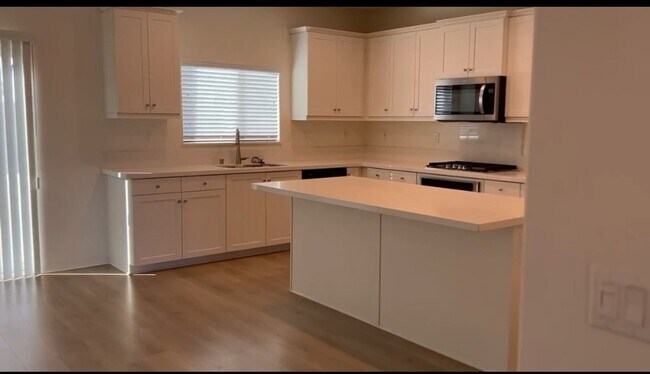 Building Photo - Charming House featuring 5 beds/3 baths Av...