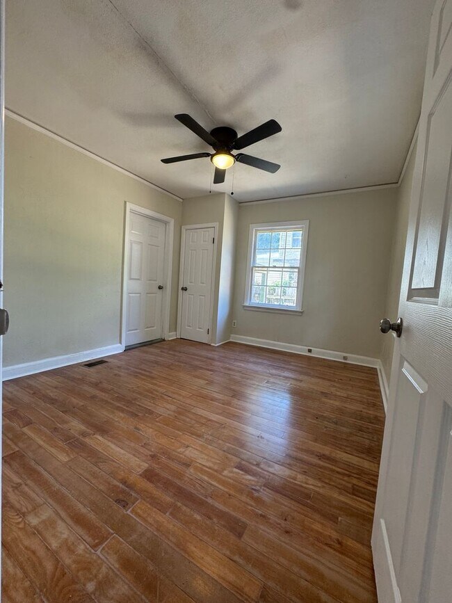 Building Photo - Large spacious home