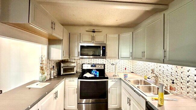 Building Photo - 533 Shady Pine Way