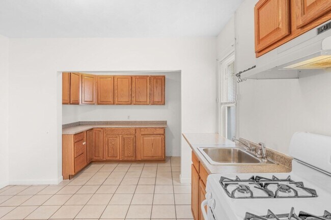 Building Photo - 114 Cedar St