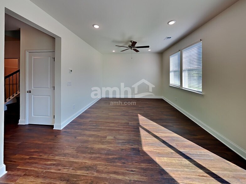 Building Photo - 269 Willow Ln