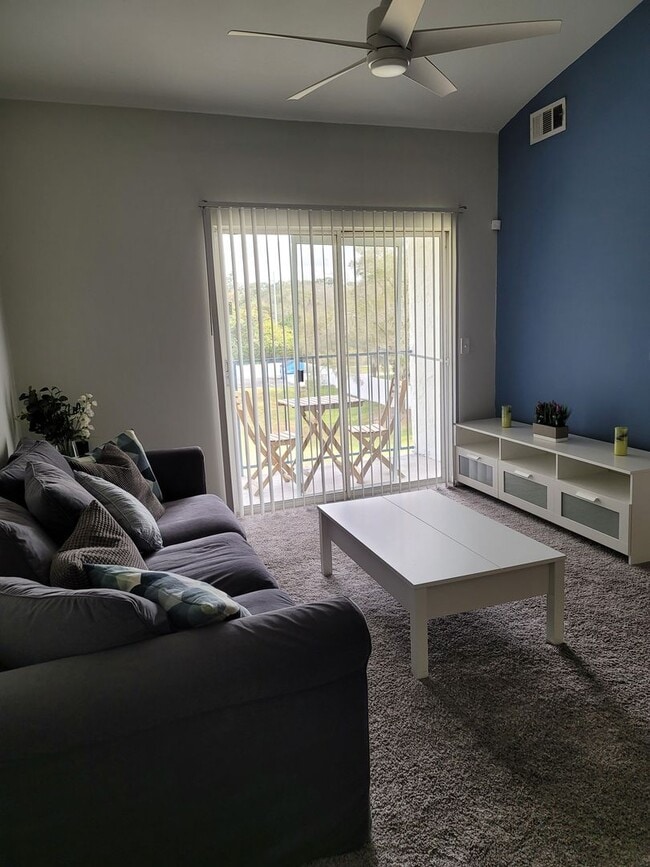 Building Photo - Lovely condo across from USF