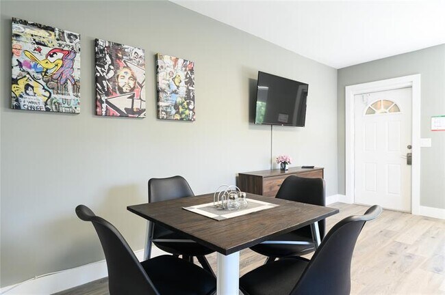 Building Photo - 1020 N Victoria Park Rd