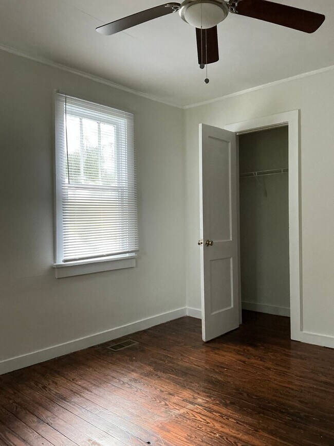 Building Photo - 3 bedroom / 1 bathroom house near St. Mary's/Beechwood/Alps Rd.