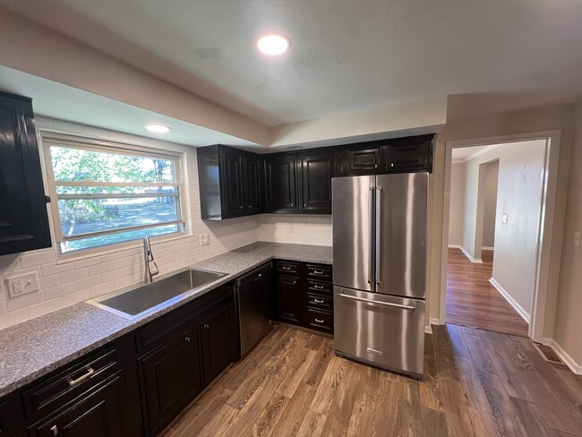 KitchenAid fridge with ice maker. - 1298 Cedarcliff Dr