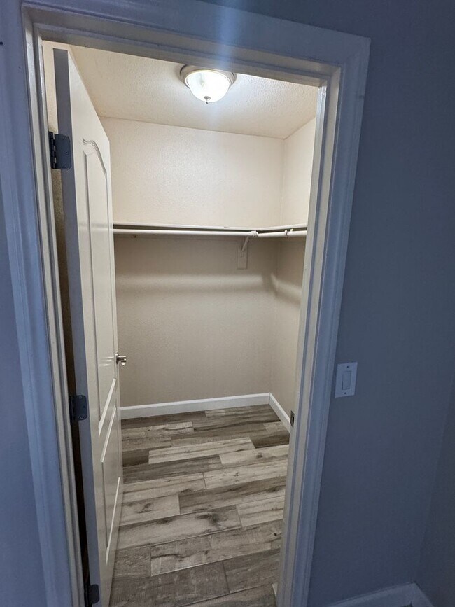 Building Photo - Upgraded One Bedroom One Bathroom condo in Summerlin