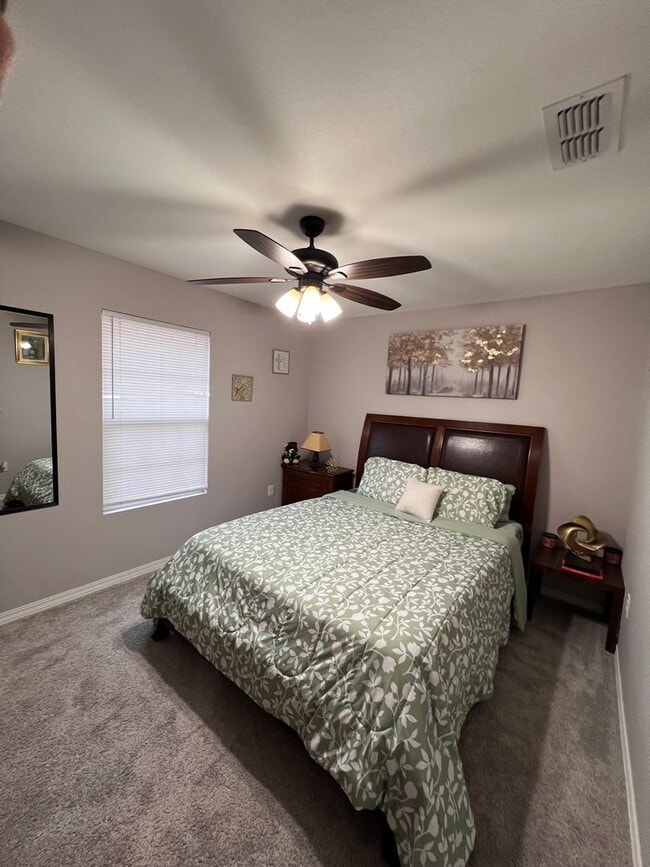 Building Photo - Spacious 3 bedroom home !