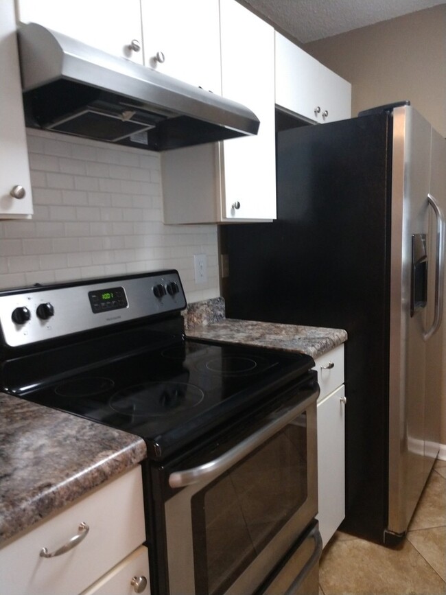 Building Photo - Beautiful 3 Bed 2 Bath Townhouse Close to ...