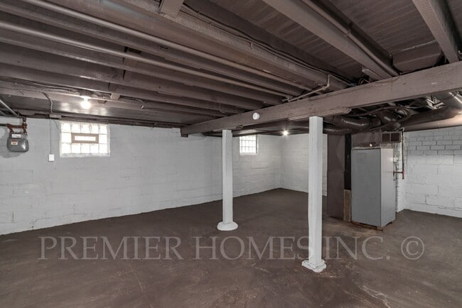 Building Photo - 3 Bed Home with Garage, Private Driveway & Yard – $1,495/mo