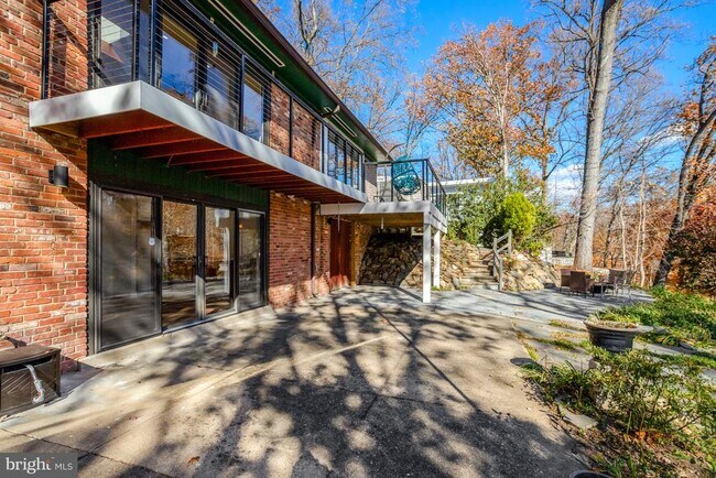 Building Photo - 6120 Beachway Dr