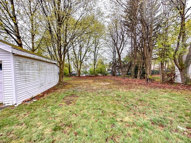 Building Photo - Lovely 3-bed Single Family Home in Hamden! Gorgeous Hardwood Floors throughout!