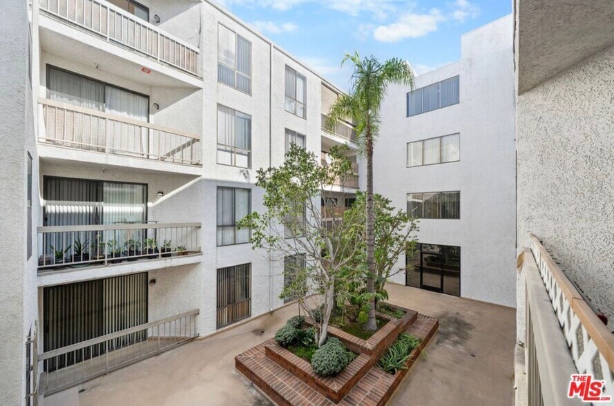 Building Photo - 533 S St Andrews Pl