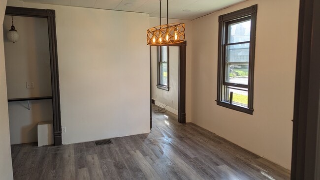 Building Photo - 424 Deer Ln
