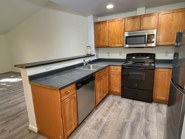Building Photo - East Hill 2-bedroom top-floor unit w/s/g i...