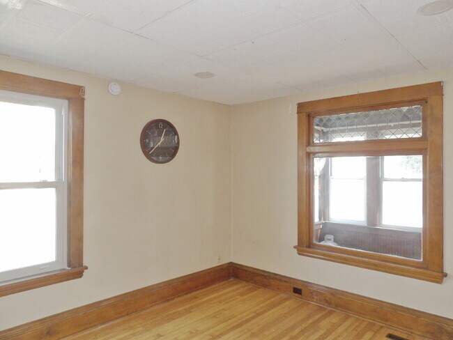 Building Photo - 3 Bedrooms | 2 Bathrooms Near UofM