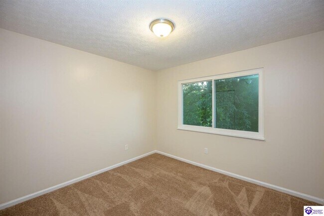 Building Photo - 244 Pinewood Dr